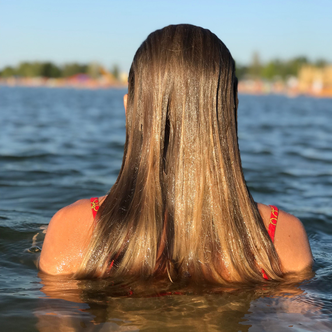 L'impact de l'été sur tes cheveux (et pourquoi tu ne devrais pas attendre la rentrée pour agir) Image