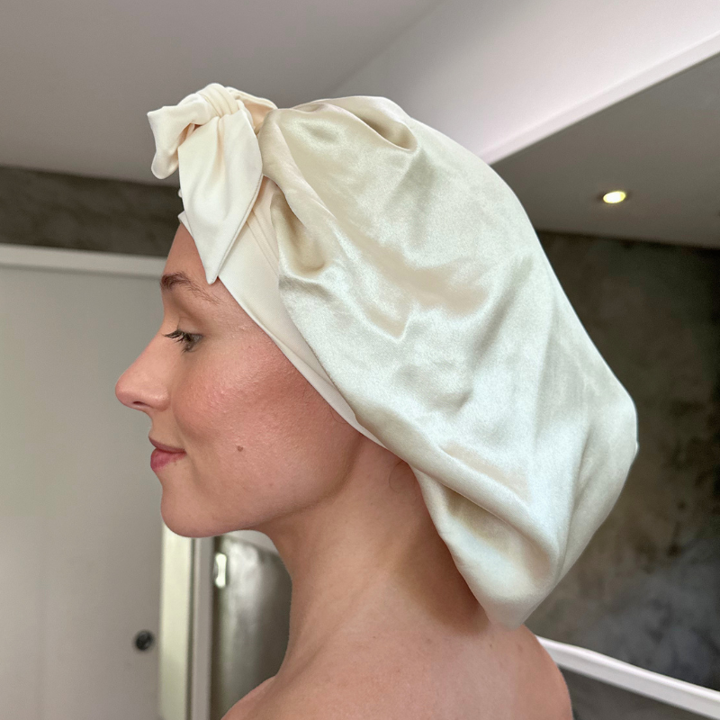 Bonnet en soie ajustable